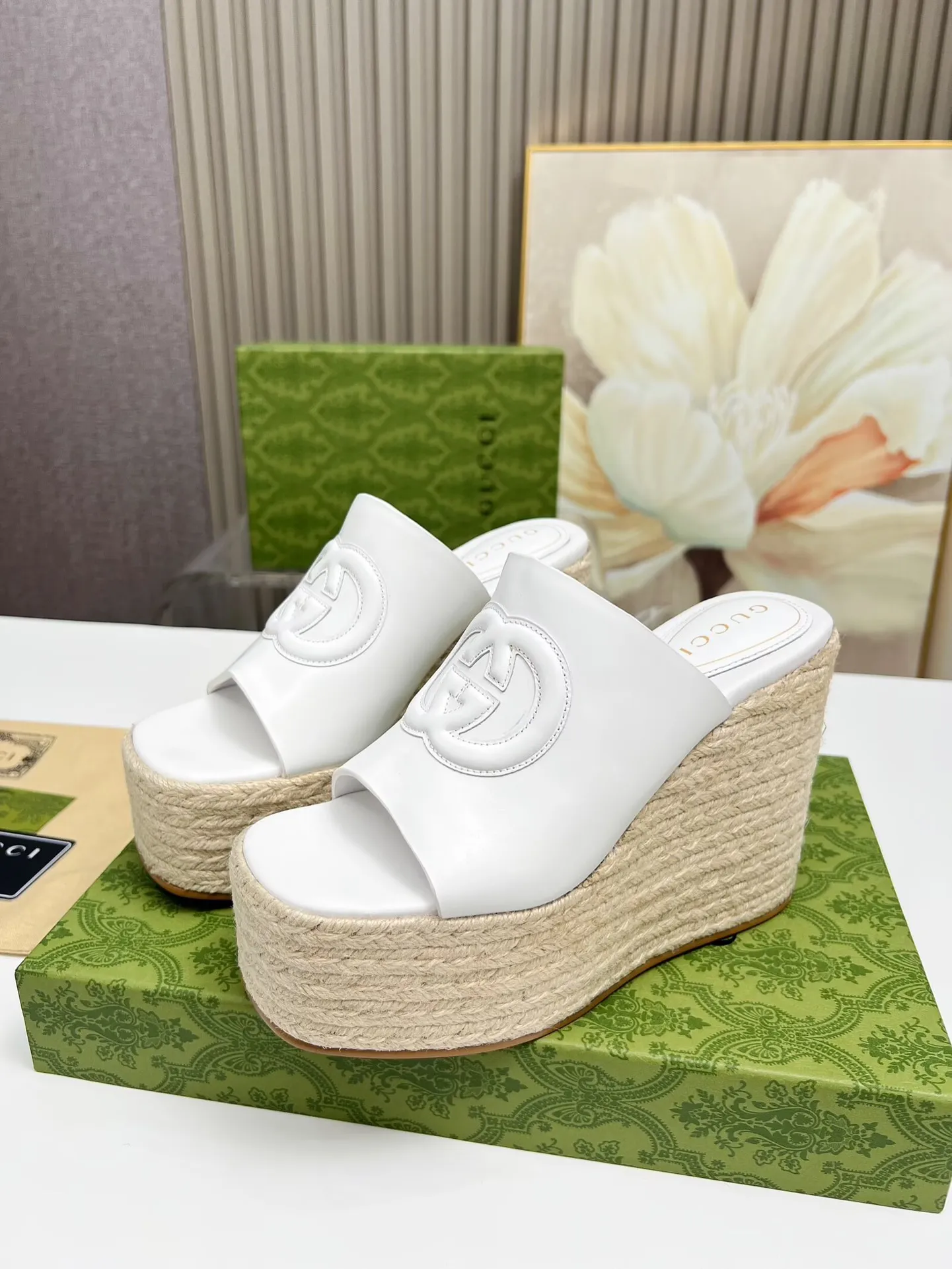 👟👟Ex-factory price 460👟👟 Gucci's new slippers, fashionable, high-end and full of personality✅ Very stable, comfortable and durable for daily use, convenient and unique for daily matching, a must-have classic for summer, the upper is made of GUCCI brand stitching Fabric: cowhide Lining/foot pad: sheepskin Water platform height: 11cm Color: black, white, brown Code number: 35-42 (41 and 42 need to be customized) Packaging: Comes with cloth bag and card.